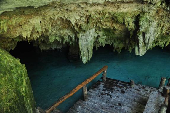 Rampa de acesso ao cenote Pet Cementery, em Tulum, na costa caribenha do Yucatán, no México